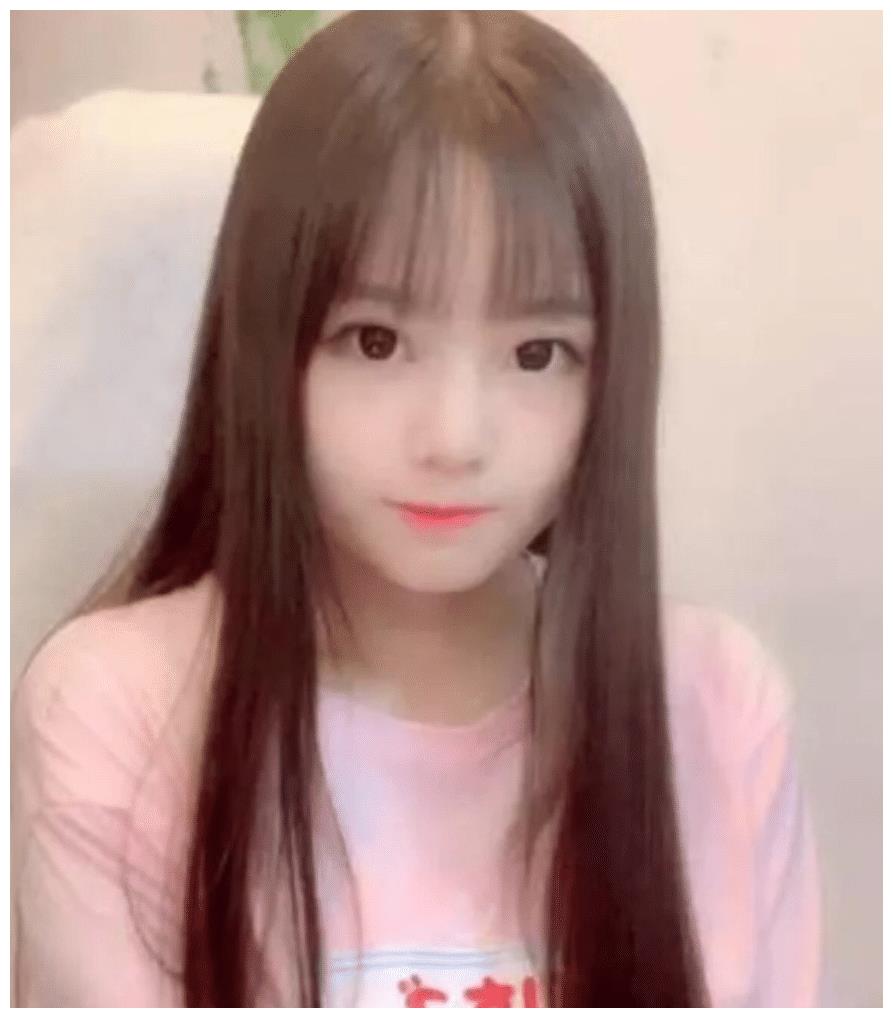 曾经的吃鸡一姐火线妹,素颜出镜引热议,大家怀疑她平时没开美颜