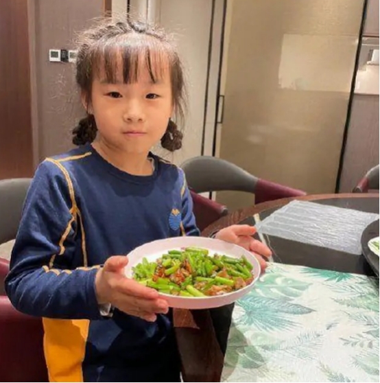 岳云鹏晒女儿近照，7岁已会做菜！网友：和爸爸长得一模一样休闲区蓝鸢梦想 - Www.slyday.coM