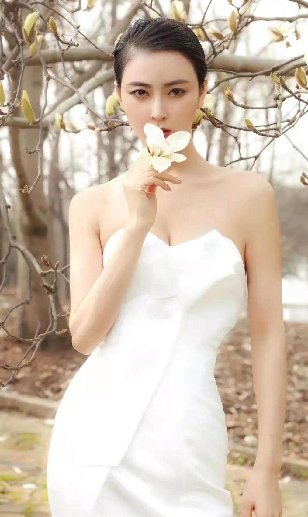 亚洲小姐吴丹近照魅力四射,各种优美造型尽显优雅女神气质