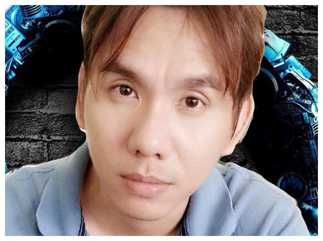 歌手黄国俊因新冠去世妻子携儿女家中守灵好友曝灵堂遗照哀悼