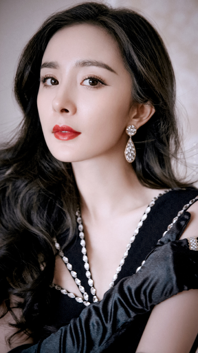 杨幂一袭黑色长裙,高贵冷艳,气质非凡,这身太可了_高清图集_新浪网