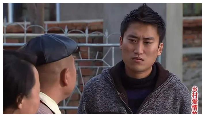 乡村爱情14开拍赵玉田晒照确认进组和他爹一样爱穿红袜子