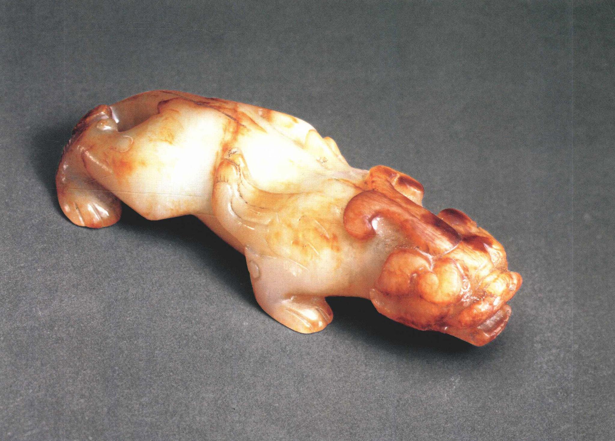 故宫珍藏宝物清代宫廷的稀世珍玩玉辟邪和光彩照人的玉夔凤纹樽