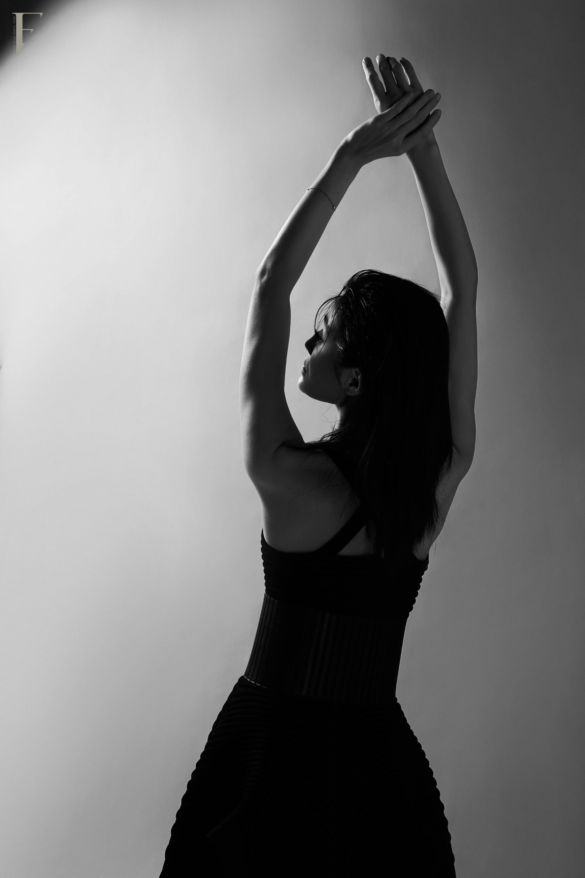 王媛可iconf杂志大片释出黑白极致下的酷女人