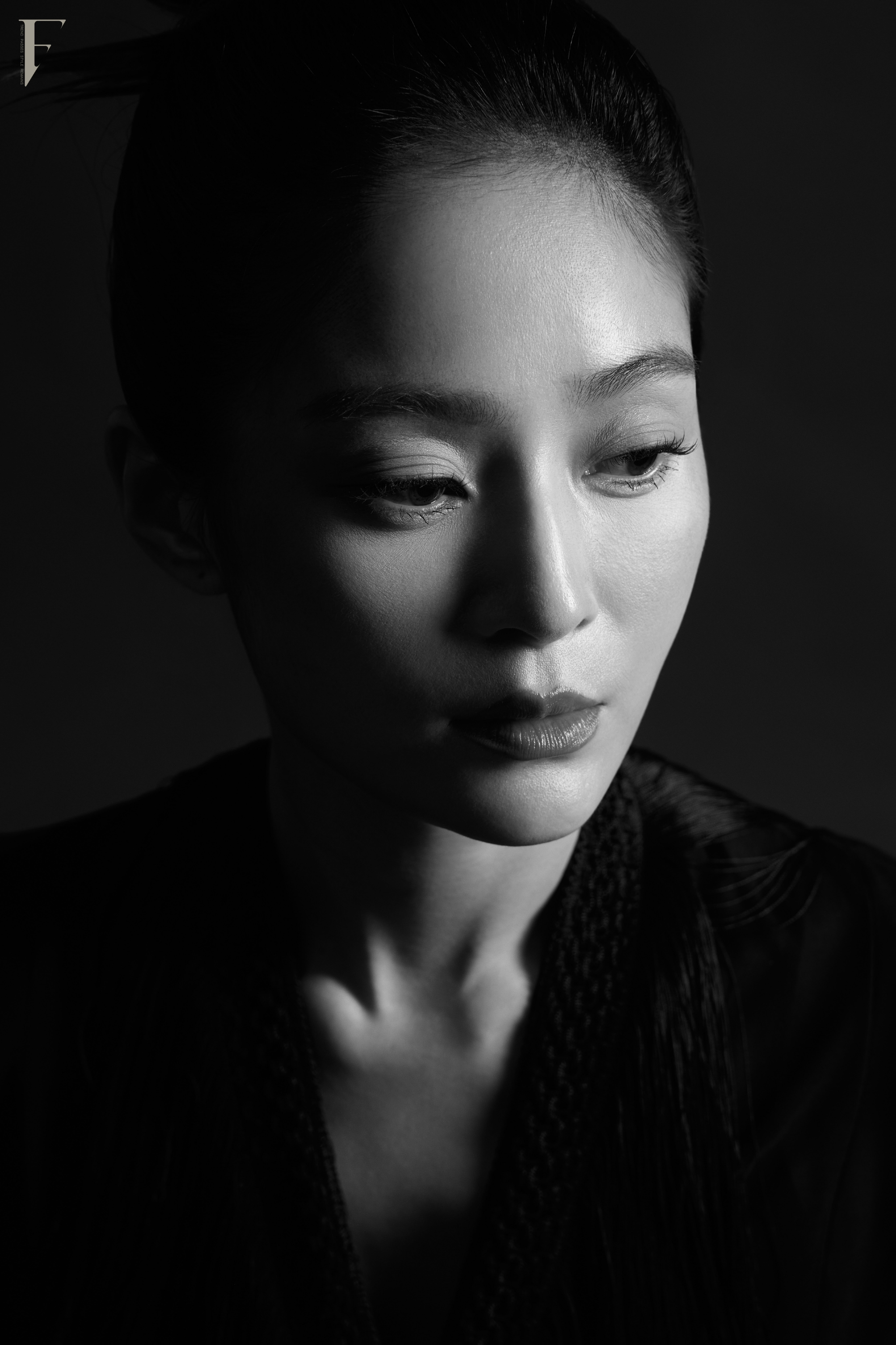 王媛可iconf杂志大片释出黑白极致下的酷女人