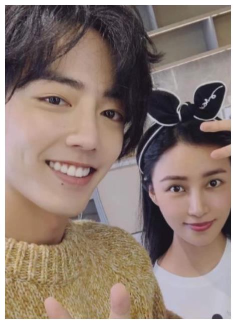 肖战与朋友合影晒照,看清女孩的正脸后,好像在哪儿见过?