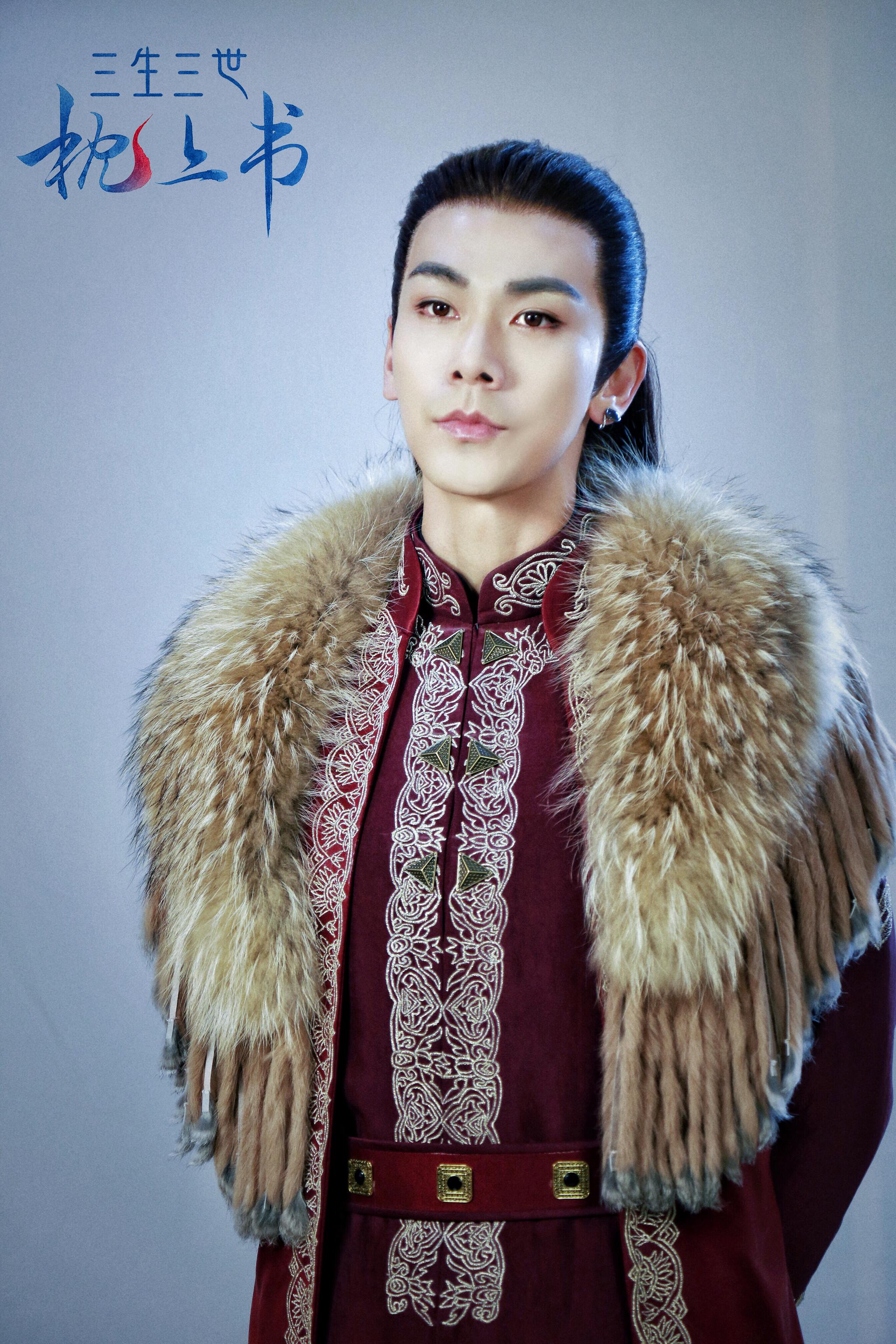 在剧中戴向宇饰演的玄之魔君聂初寅酷爱收集皮毛,因为钟情凤九的皮毛