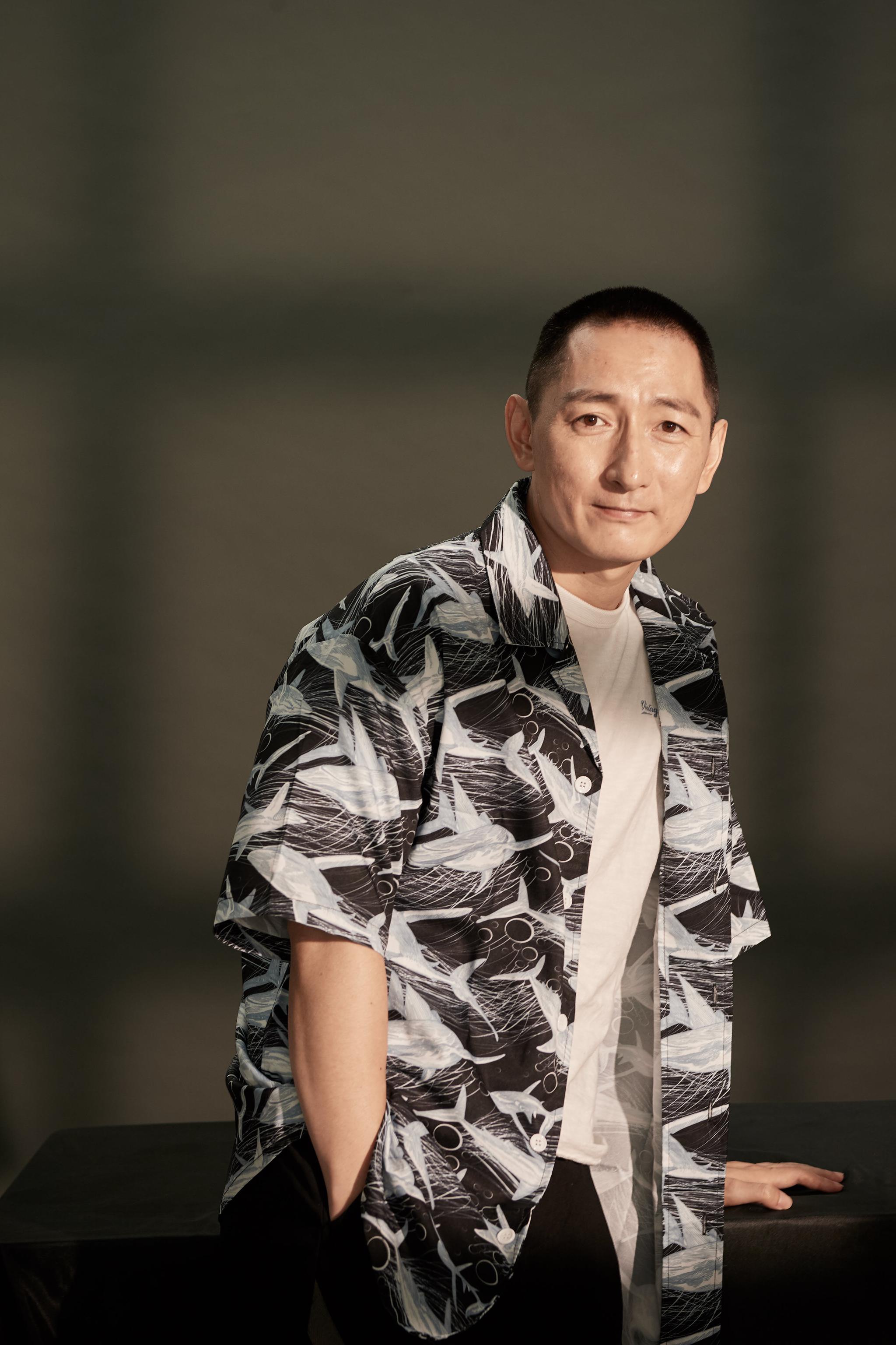 蒋中炜潮流随性写真 岁月沉淀尽显优雅