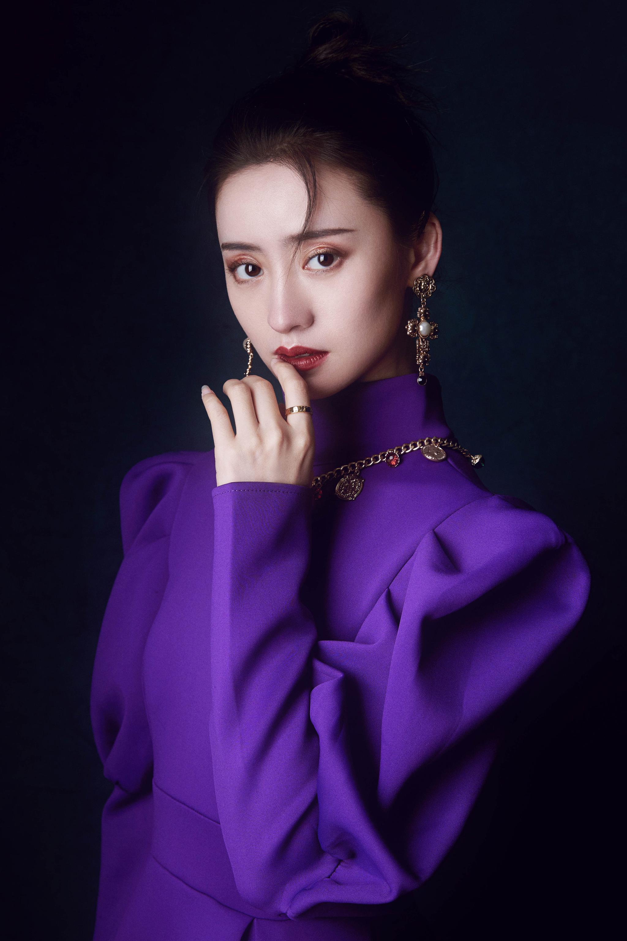 依灵紫色系写真 高贵典雅彰显别致韵味