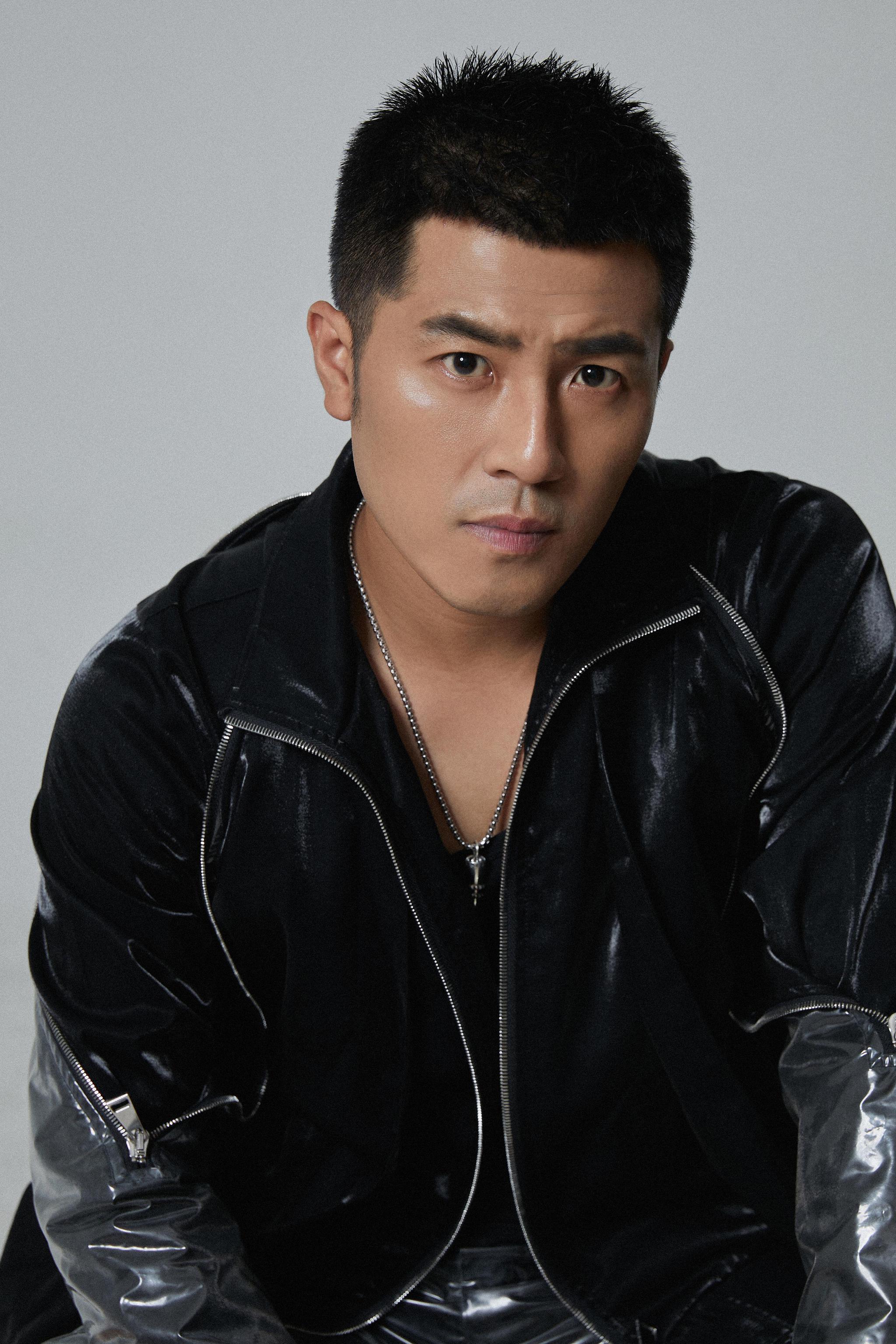 王铮硬汉风写真曝光型男气质时尚范儿