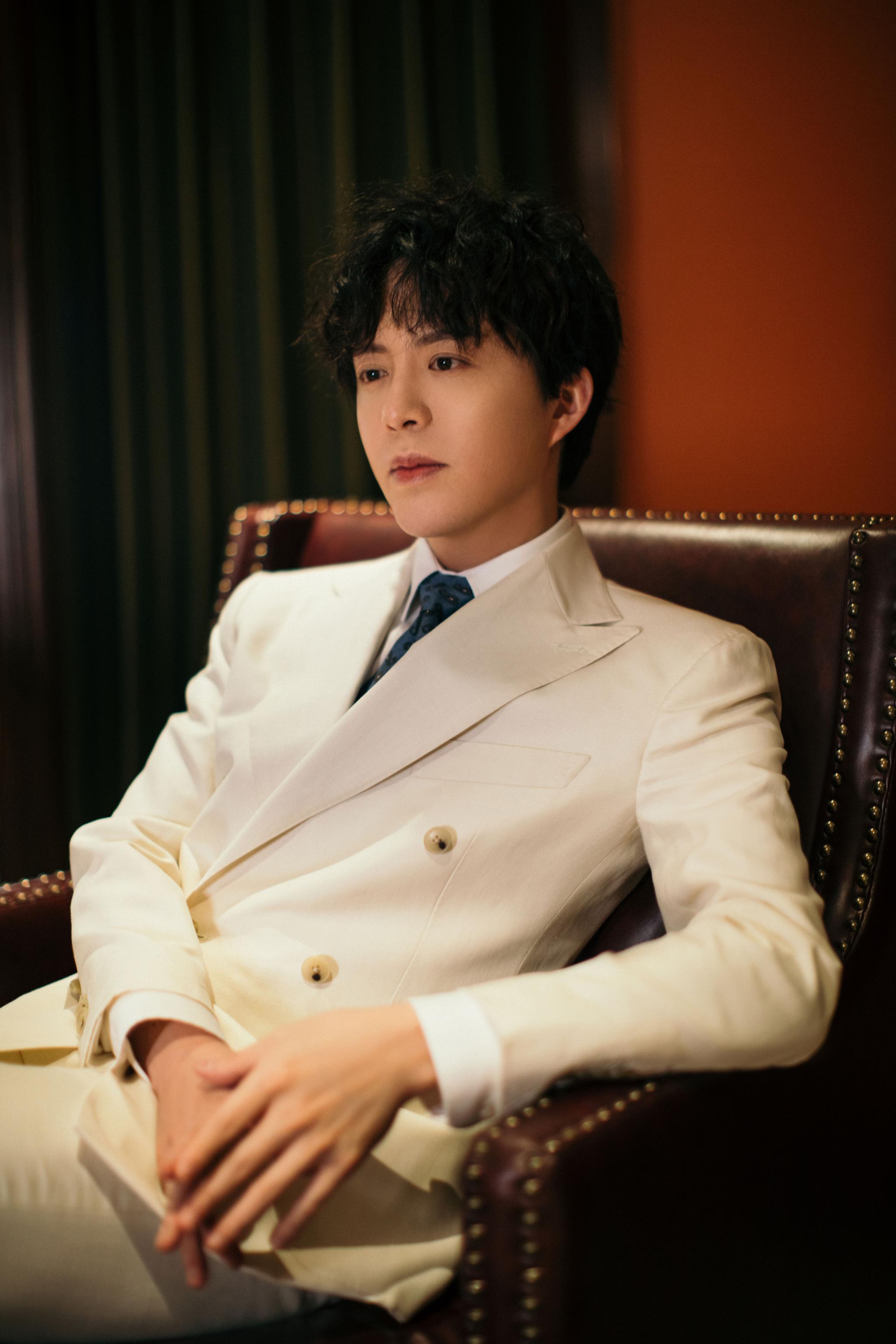 李云迪最新时尚大片,一袭白衣西装宛如王子