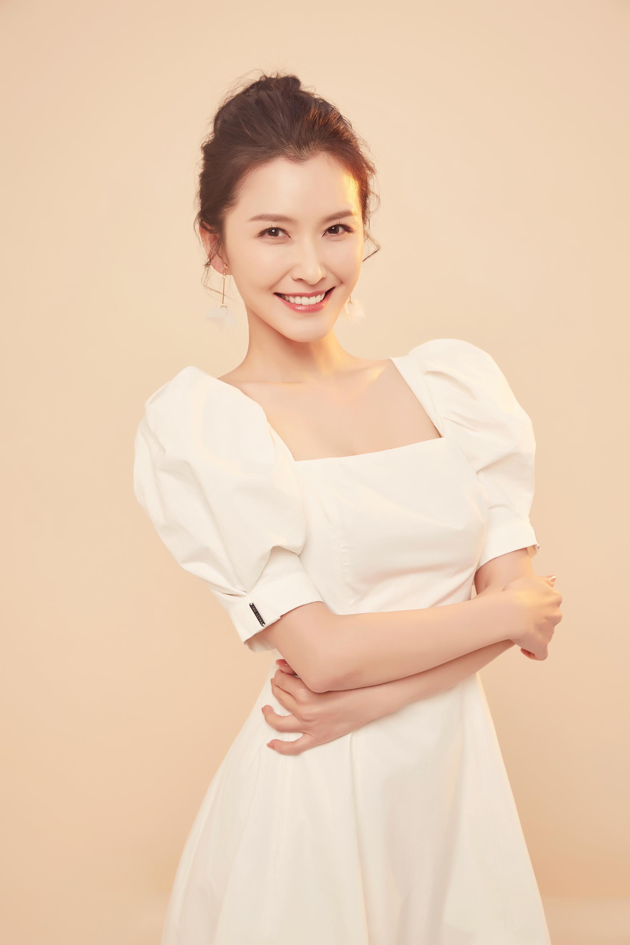 徐洁儿初春写真曝光简约时尚彰显典雅气质