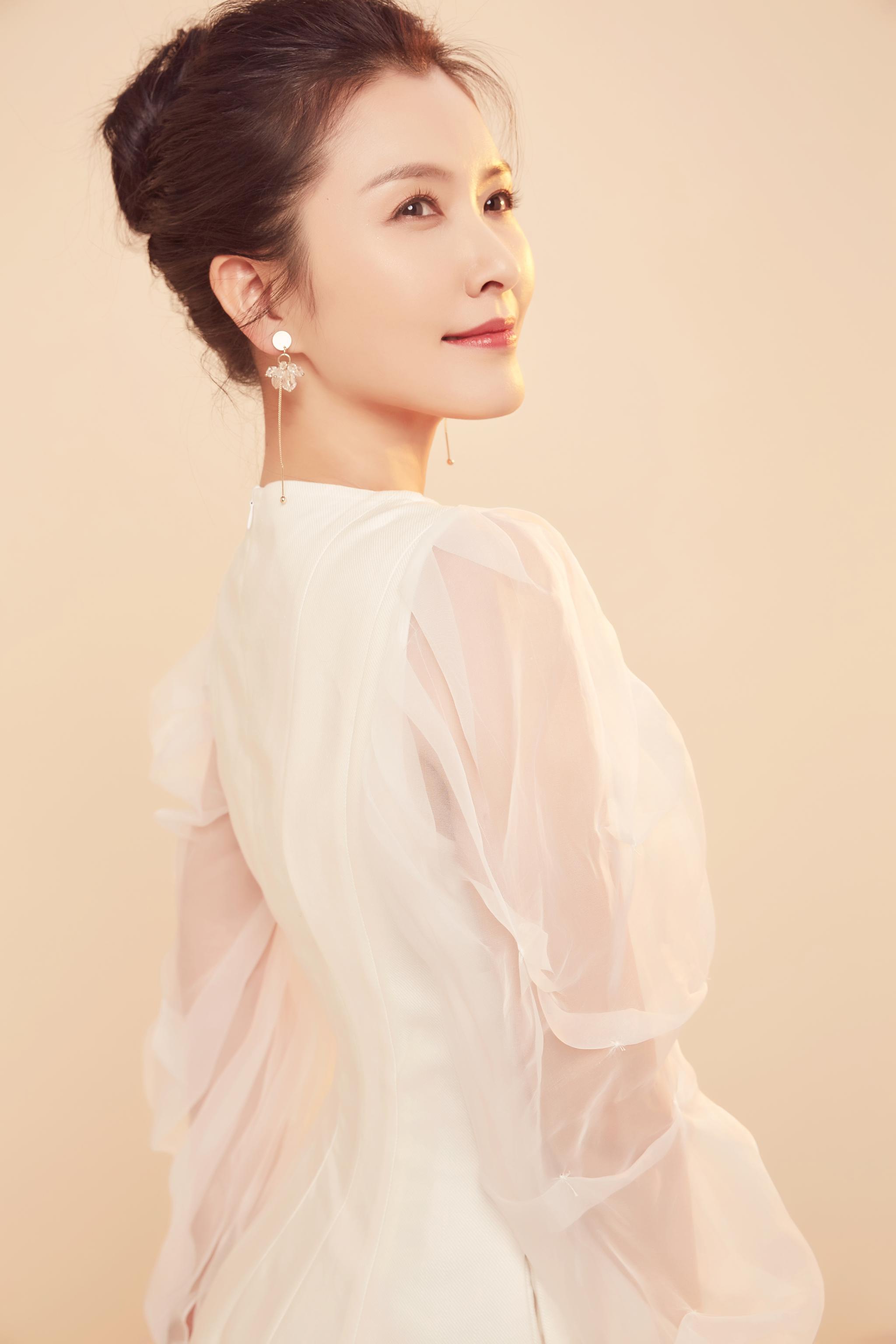 徐洁儿初春写真曝光简约时尚彰显典雅气质