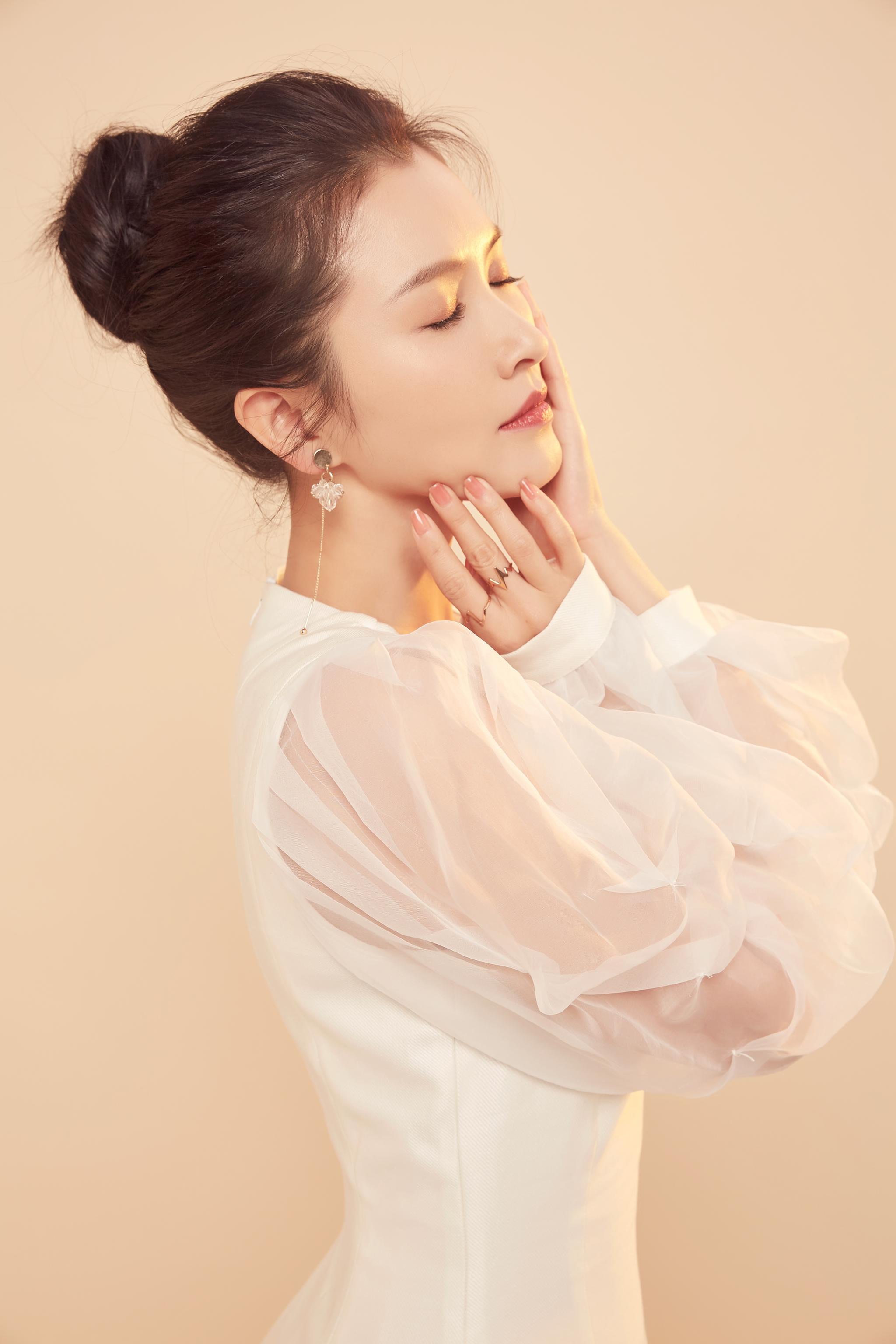 徐洁儿初春写真曝光简约时尚彰显典雅气质