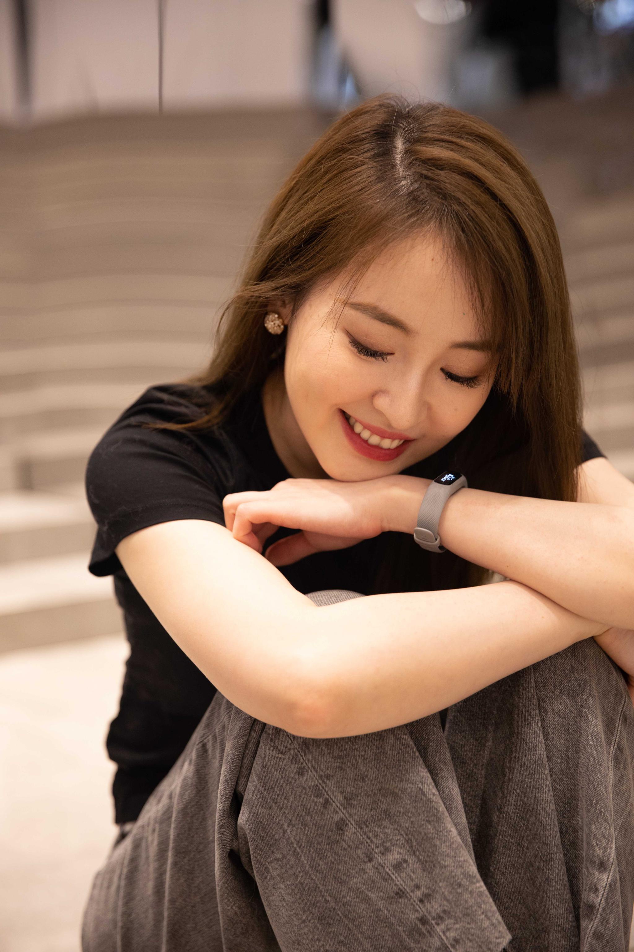 刘雪婧情绪写真展率真随性晒录音棚照片预告新歌