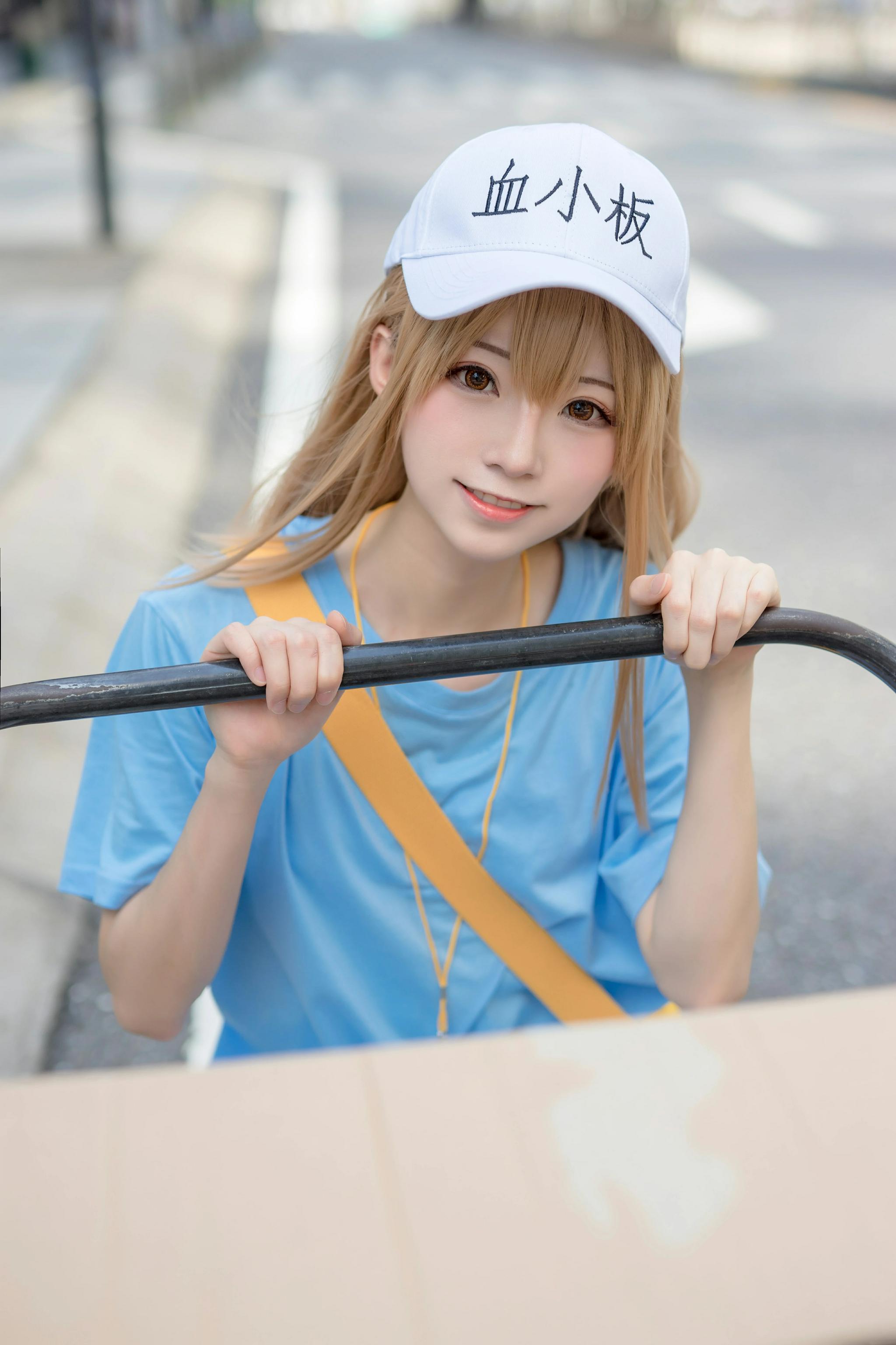 "网红"绮太郎kitaro化身快递员 蓝色连身短袖街拍写真__财经头条