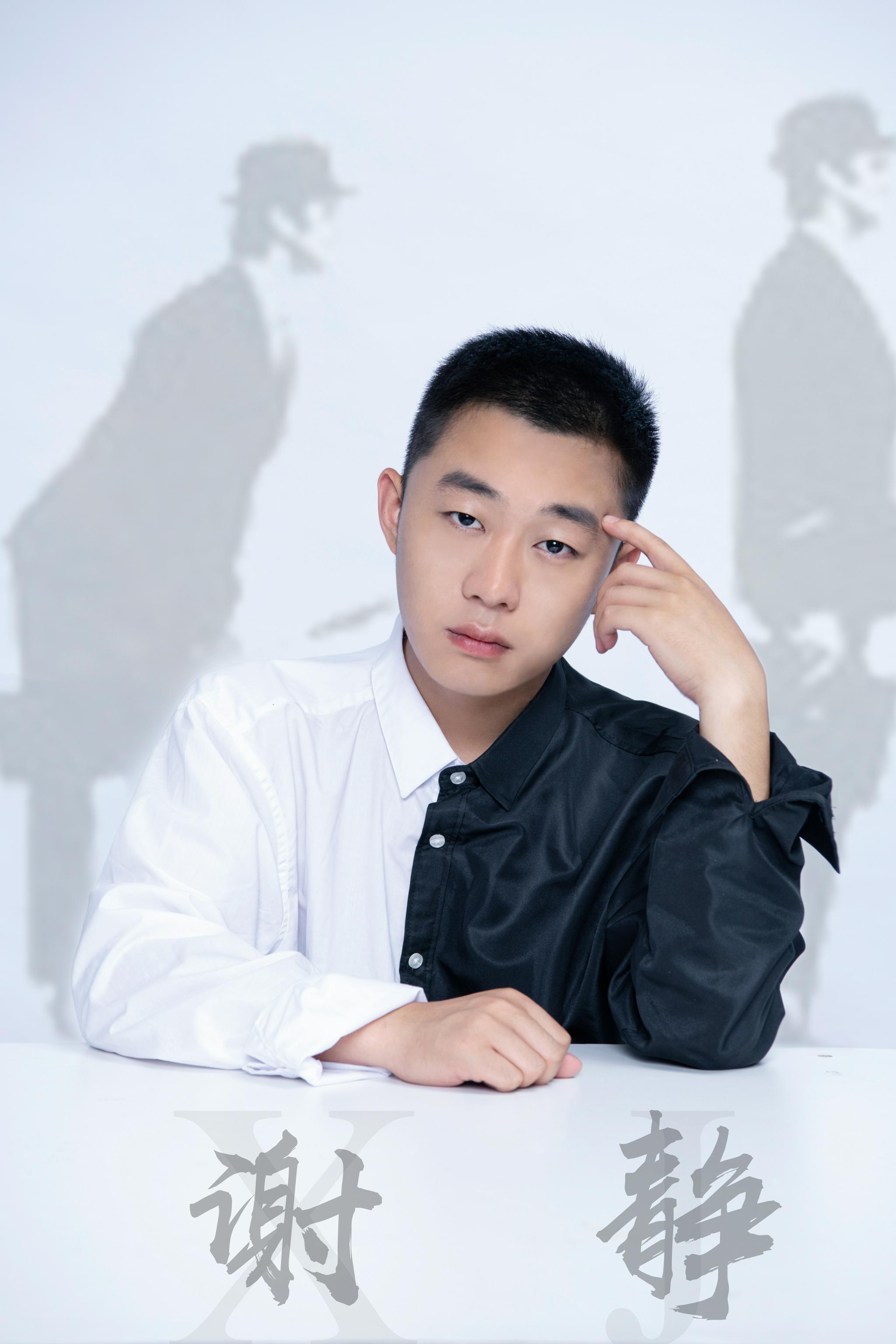 演员谢静硬汉的外表下上演憨厚反差