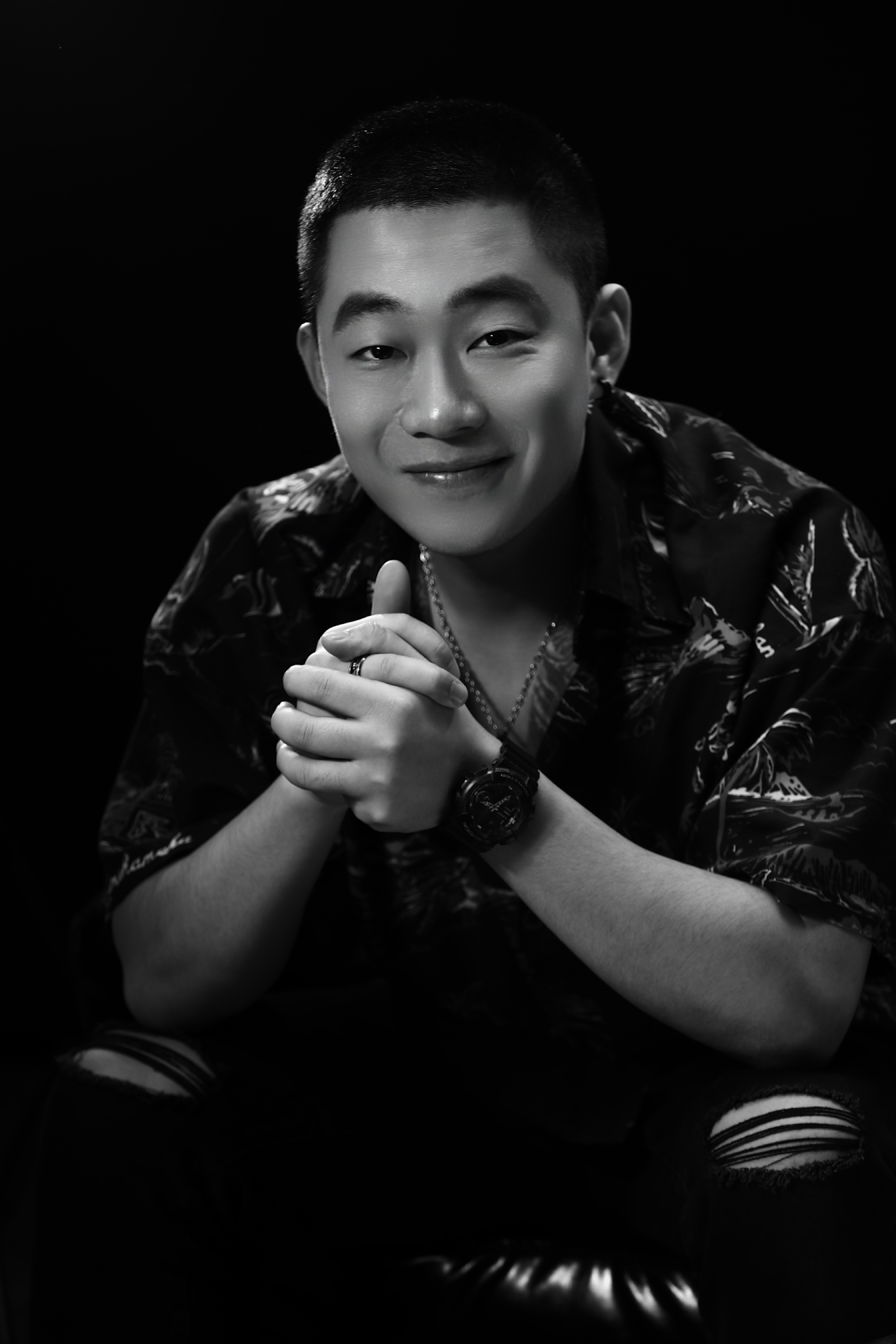 演员谢静最新情绪写真来袭黑白印象质感十足