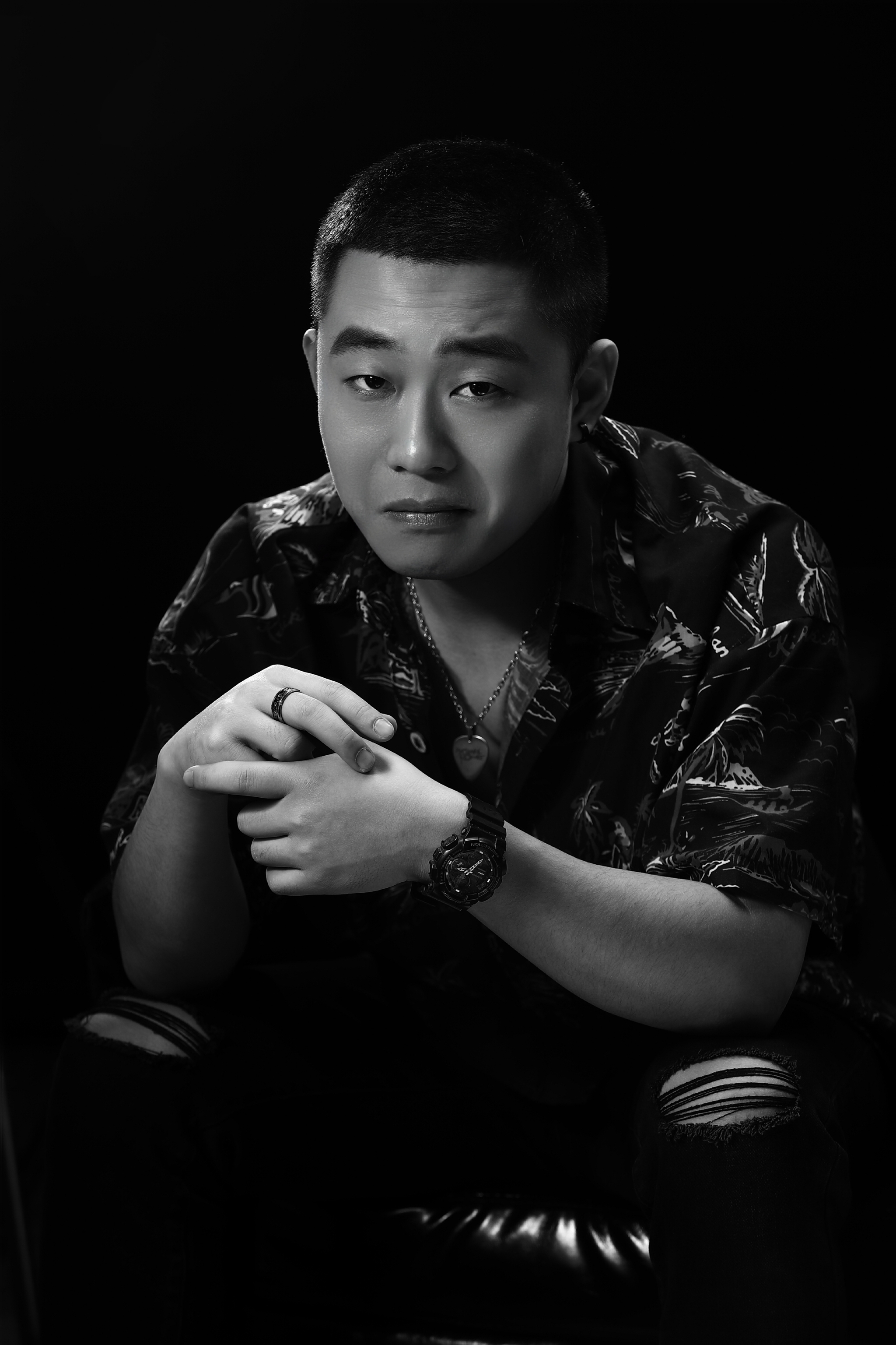 演员谢静最新情绪写真来袭黑白印象质感十足