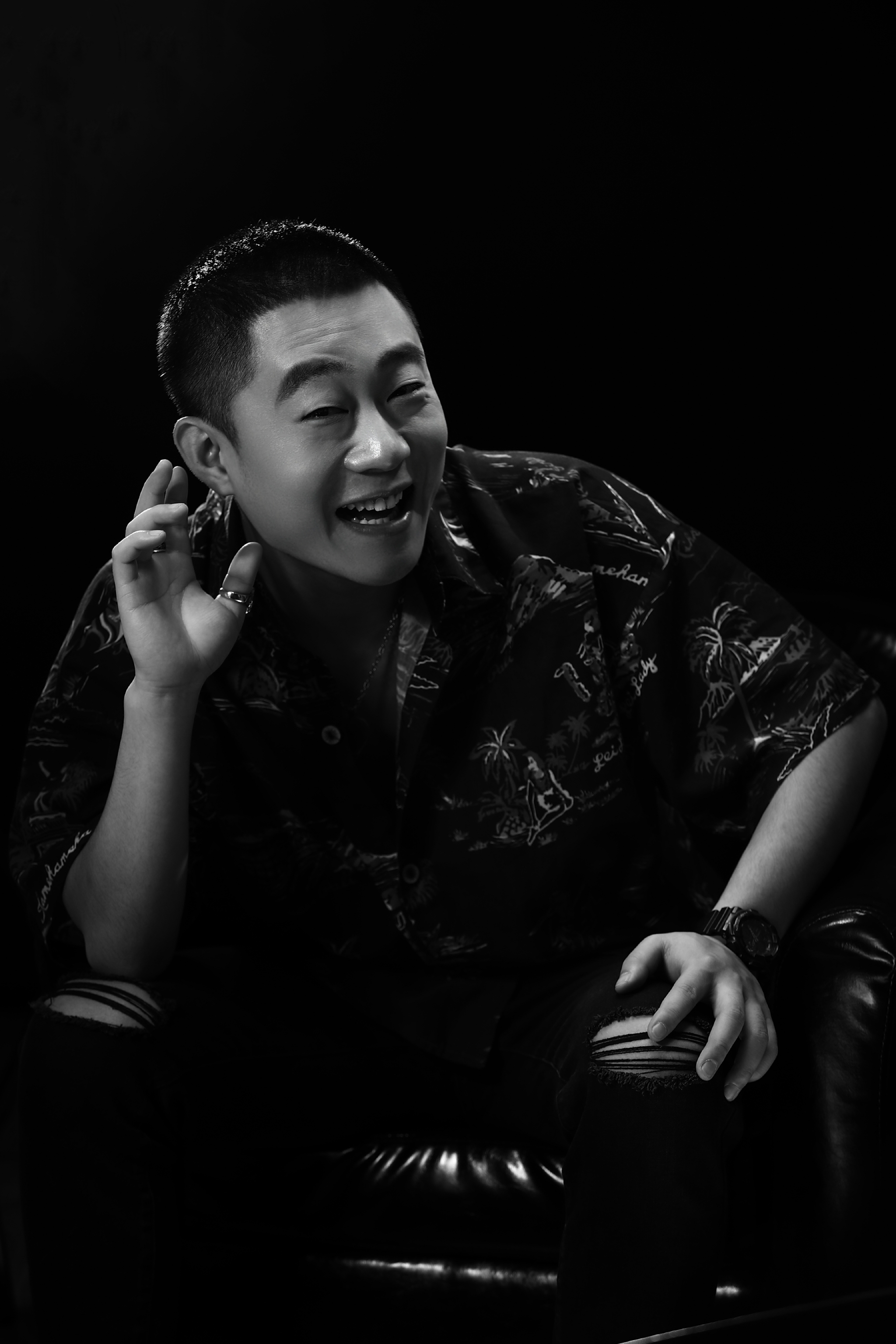 演员谢静最新情绪写真来袭:黑白印象,质感十足__财经头条