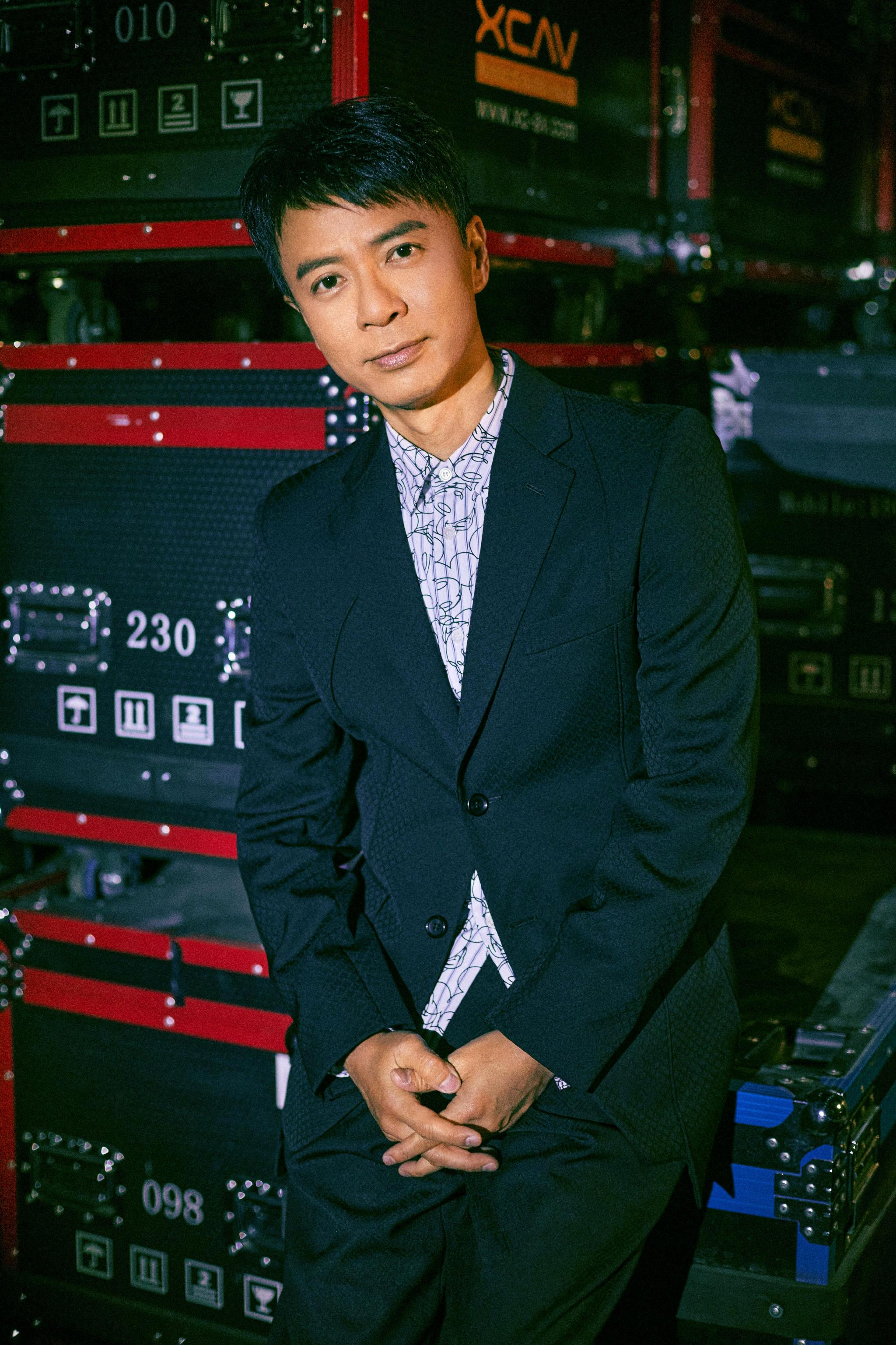 24日上午,李克勤在微博上发布《倾城》初舞台预告.