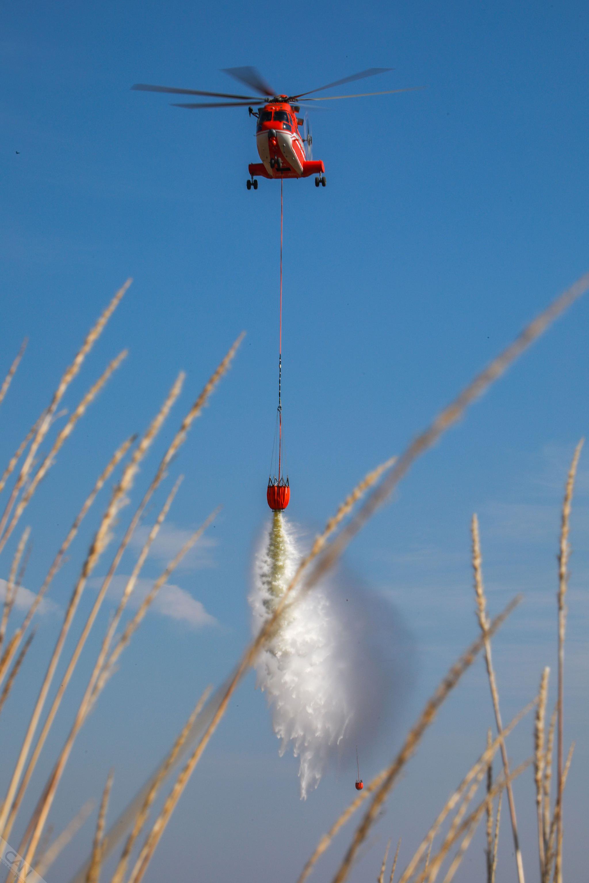 昆明航空救援支队严密组织直升机吊桶灭火飞行训练