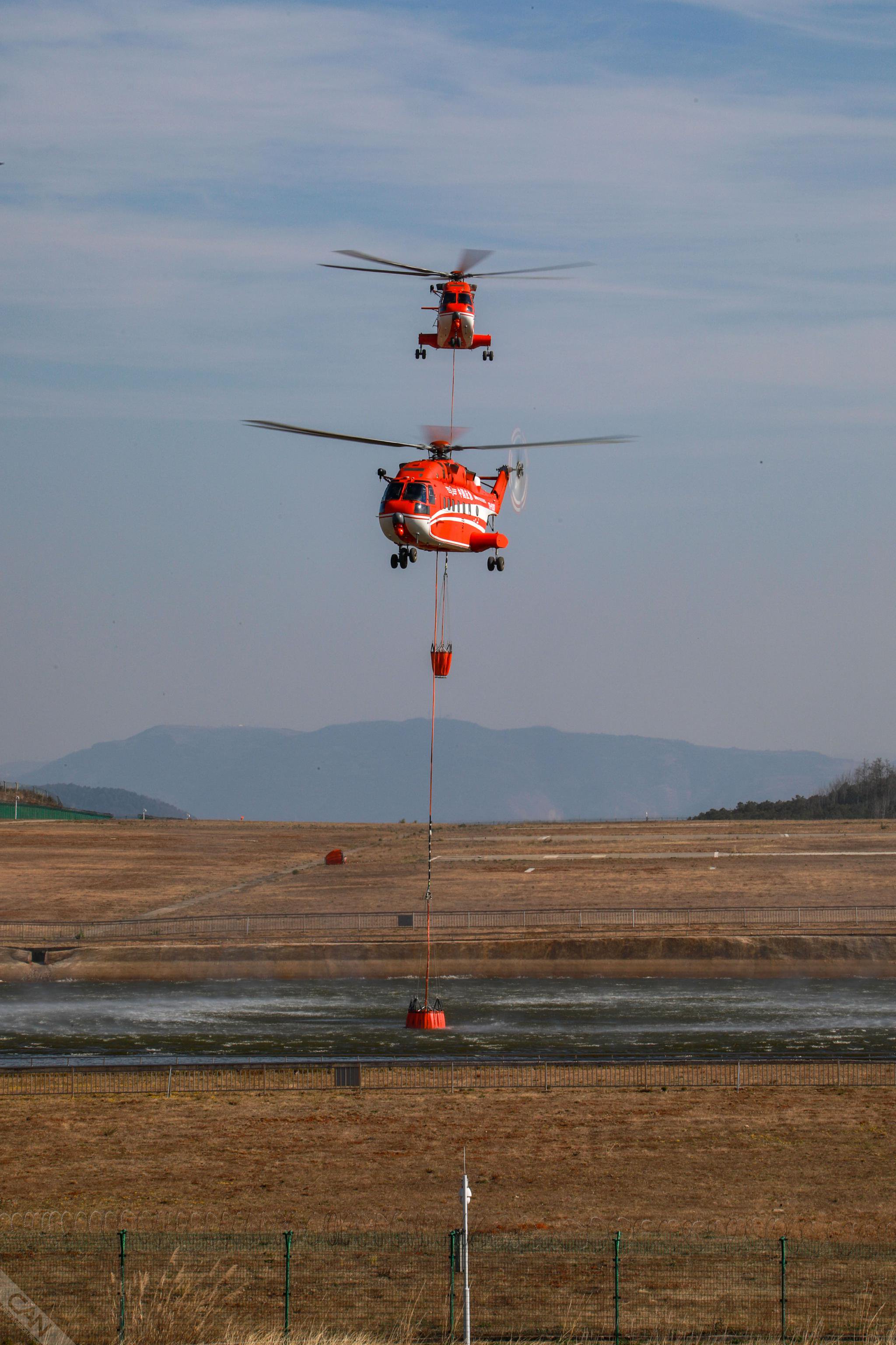 昆明航空救援支队严密组织直升机吊桶灭火飞行训练