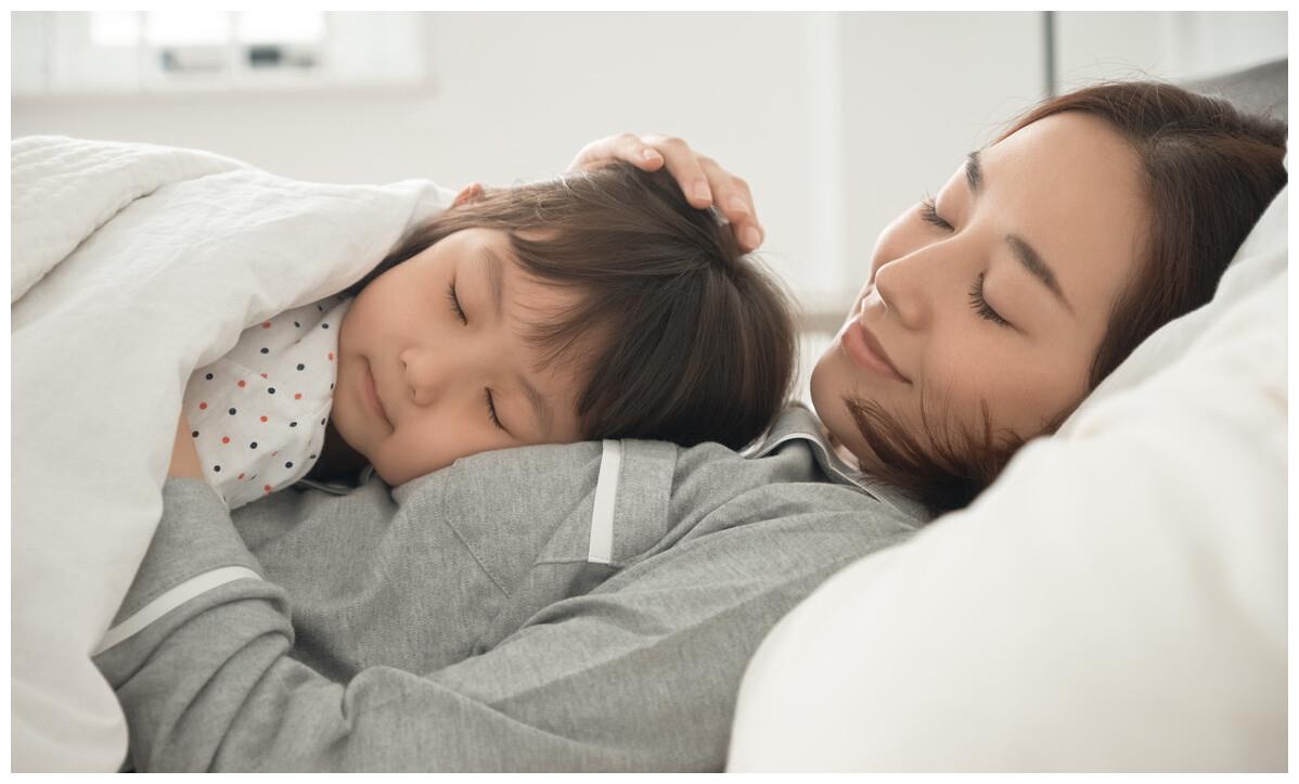 孩子3岁前，跟妈妈睡和跟老人睡差别大，家长别不当回事休闲区蓝鸢梦想 - Www.slyday.coM