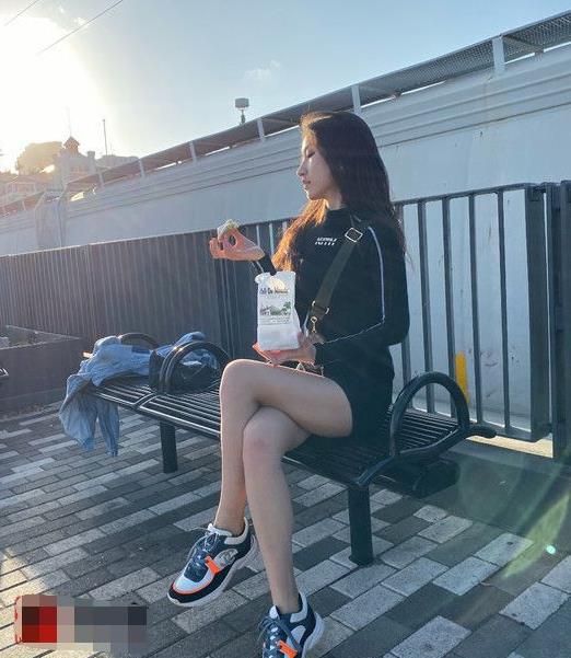 史小诺22岁女儿太大胆半透紧身衣搭超短裙被这腿长惊艳了