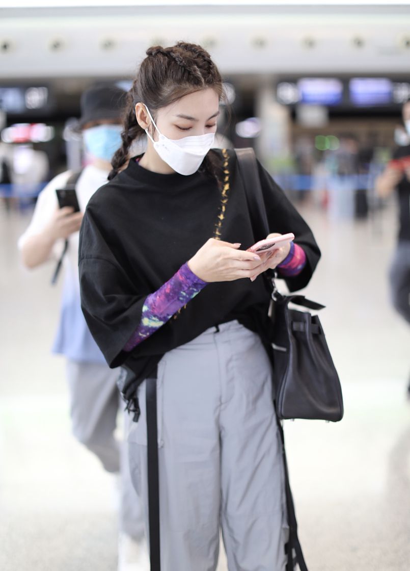 1 / 7 2020年6月9日,长沙,张雨绮机场街拍.