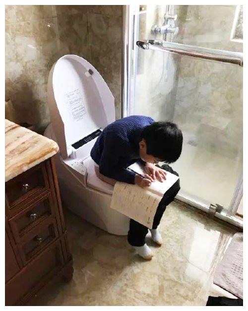 孩子们开始狂补寒假作业写作业一个比一个拼第一个就笑喷