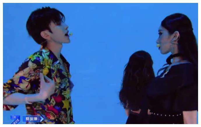 台上的蔡徐坤和谁都有cp感与许馨文超般配与刘令姿双a
