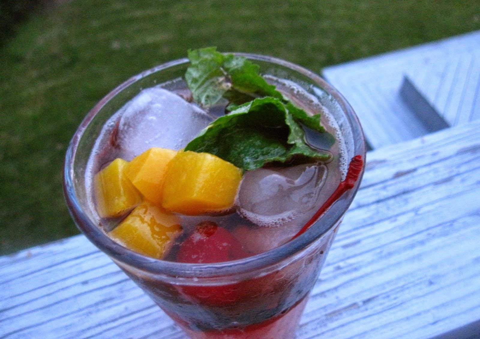 这款鸡尾酒味道甜甜凉凉调法简单很适合搭配天热的夜晚