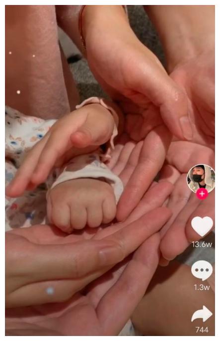 陈赫官宣二胎生女喜讯晒宝宝白皙小拳头两条腿肉嘟嘟超可爱