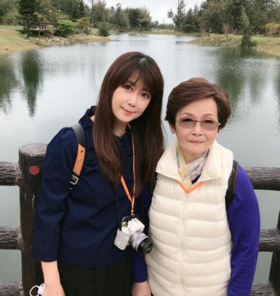 51岁孟庭苇近照曝光,与妈妈同框出镜气质好,离婚七年依然单身