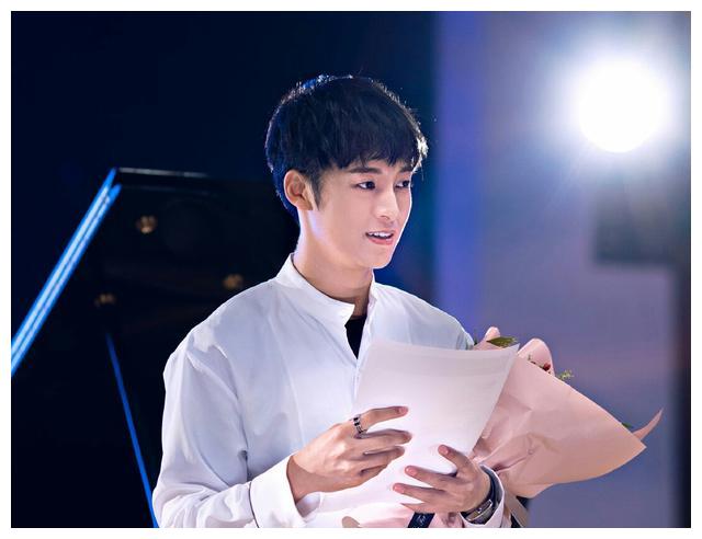 没办法的顾阳只好硬着头皮上,好在顾阳是有主角光环的,就算没了琴谱