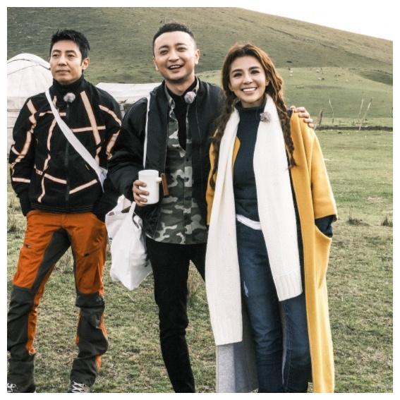 主持人王冠晒合照尼格买提朱迅很合拍撒贝宁站c位被笑太孤单