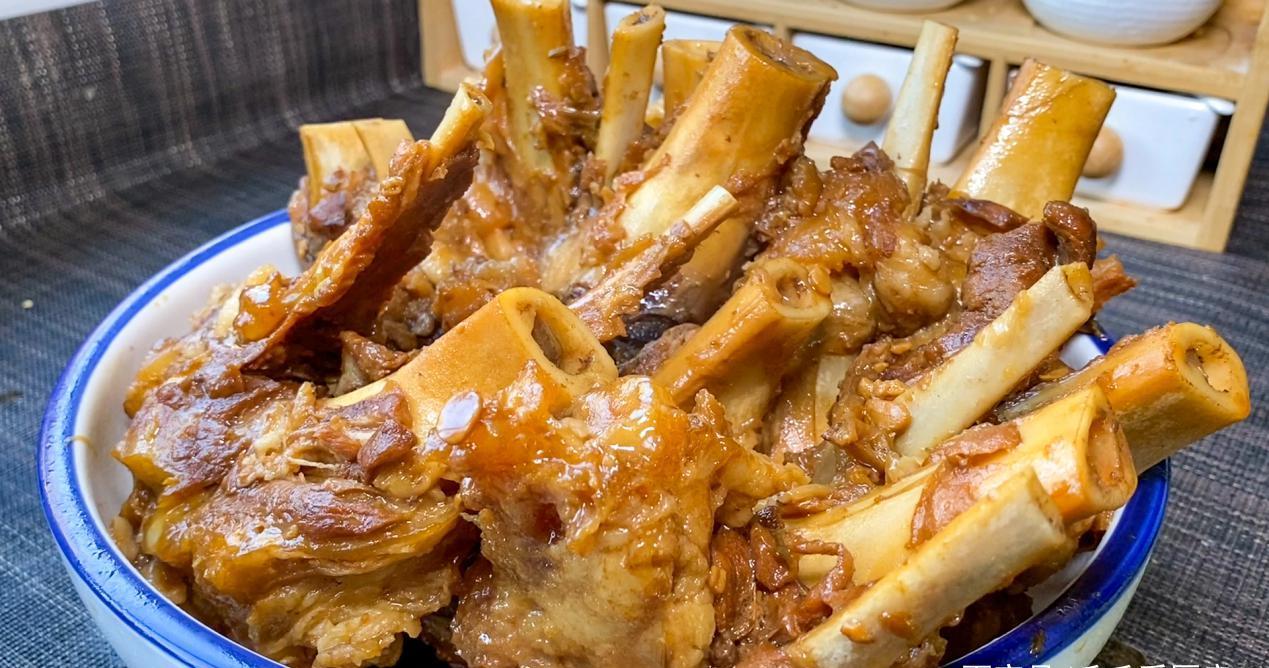 酱大骨头的家常做法,酱味十足,香烂入味,好吃不油腻,真解馋