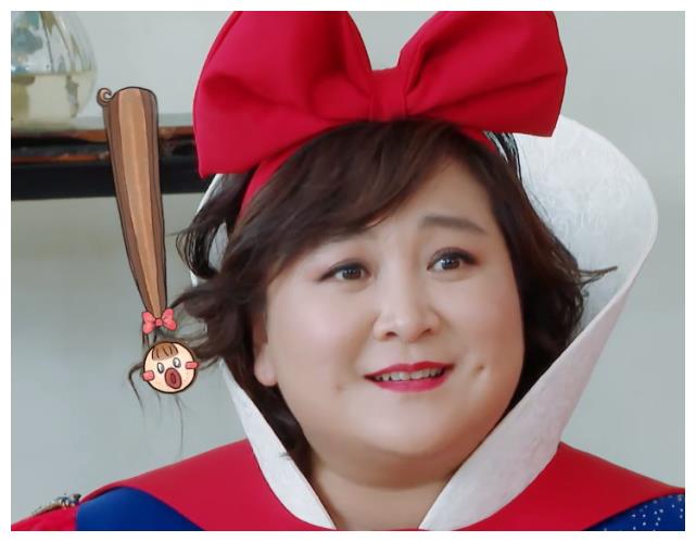 贾玲扮白雪公主,吉娜扮王后,当她们同框,才知不是谁瘦谁就漂亮