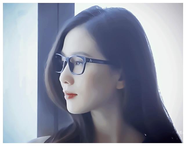 女星戴眼镜躲过热巴逃过赵丽颖越过杨幂却唯独败给了她