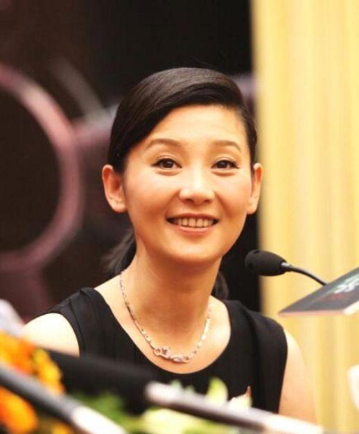徐帆养女近照曝光,隐藏整整13年,网友:和冯小刚长得真像!