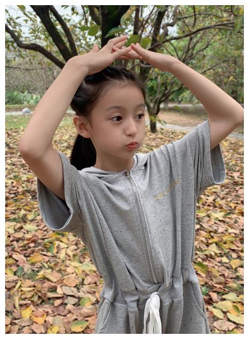 她是王思聪唯一关注的童星,才11岁就会连体衣搭aj袜,贼显腿细