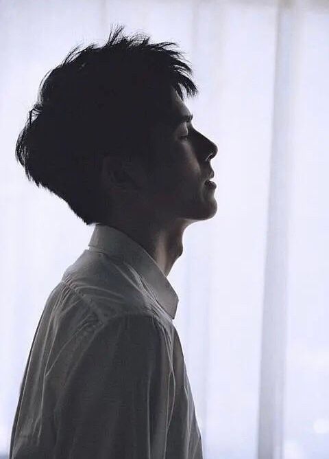 男明星的喉结穿搭