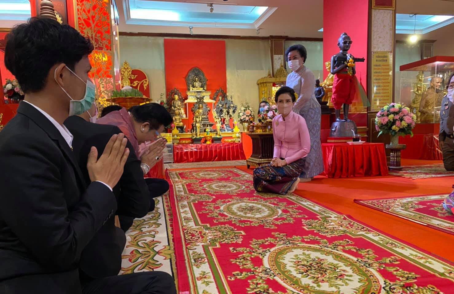 漂亮的诗尼娜贵妃越来越有魅力，去寺庙祈福巧遇崇拜她的粉丝休闲区蓝鸢梦想 - Www.slyday.coM