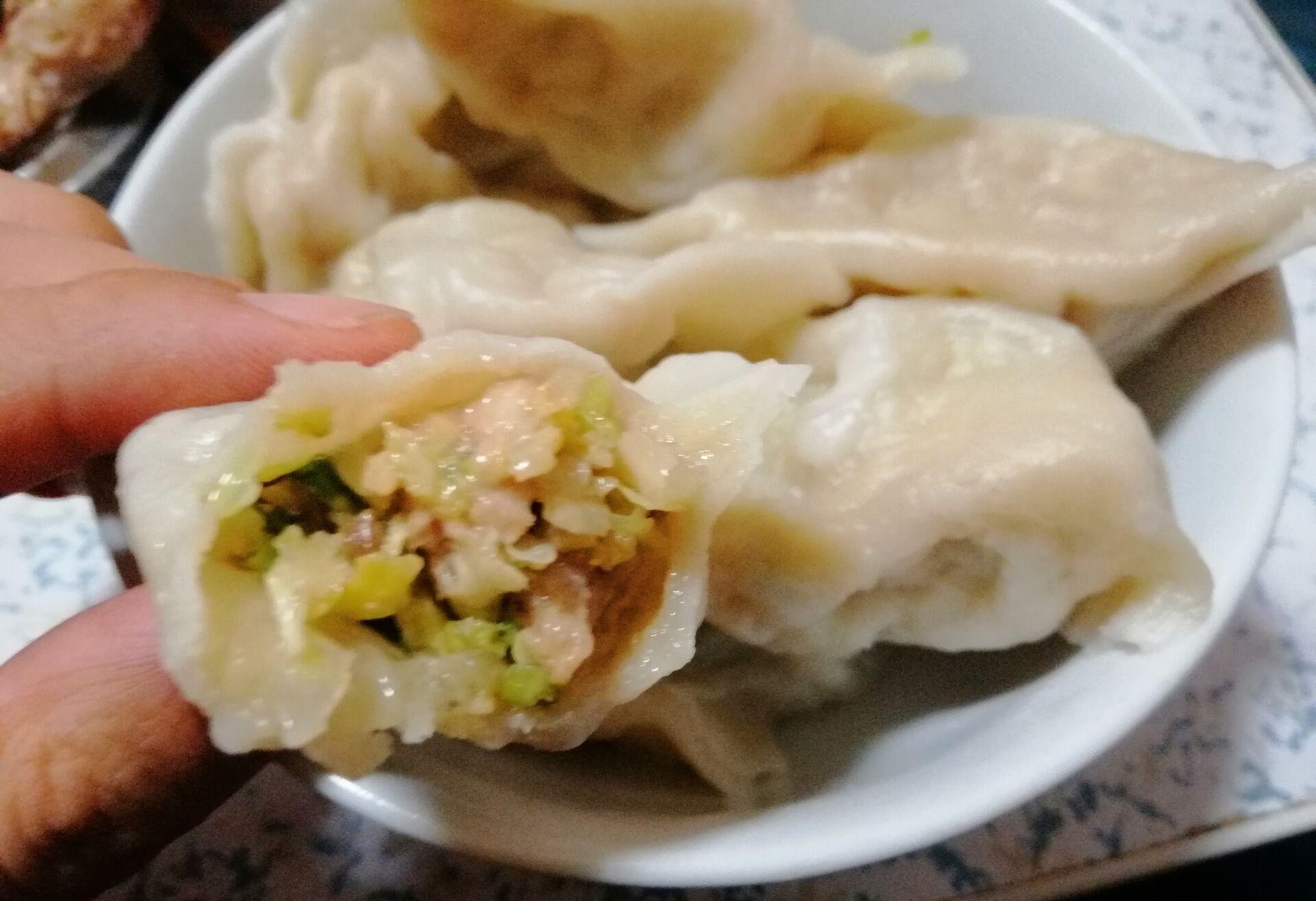 白菜包饺子时别再加盐挤水了教你1招新方法鲜香脆嫩更好吃