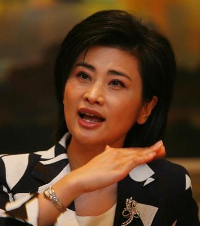 她是凤凰卫视一姐才貌双全却嫁给大自己25岁的流浪歌手