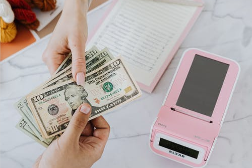 京东实体店客服人员服务项目代销三个月约莫会花几万元？