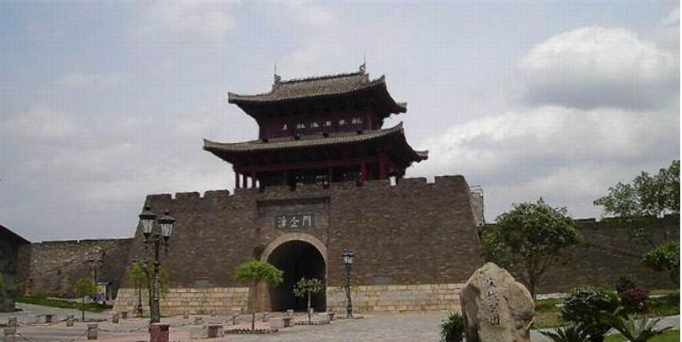 江西省面积最大，人口最多的城市，面积比北京大两倍多