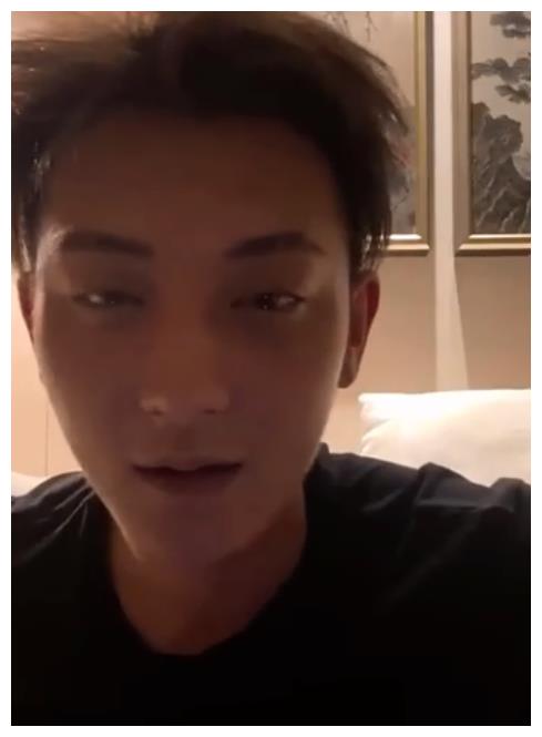 黄子韬直播黑眼圈明显,直言好想谈恋爱,这是受鹿晗刺激了吗?