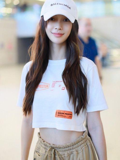 angelababy又来炫腹啦穿露脐装配工装裤时尚又气质